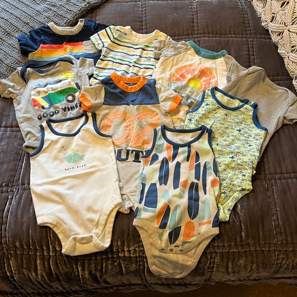 GAP bundle 6-12 month body suits - Picture 1 of 6